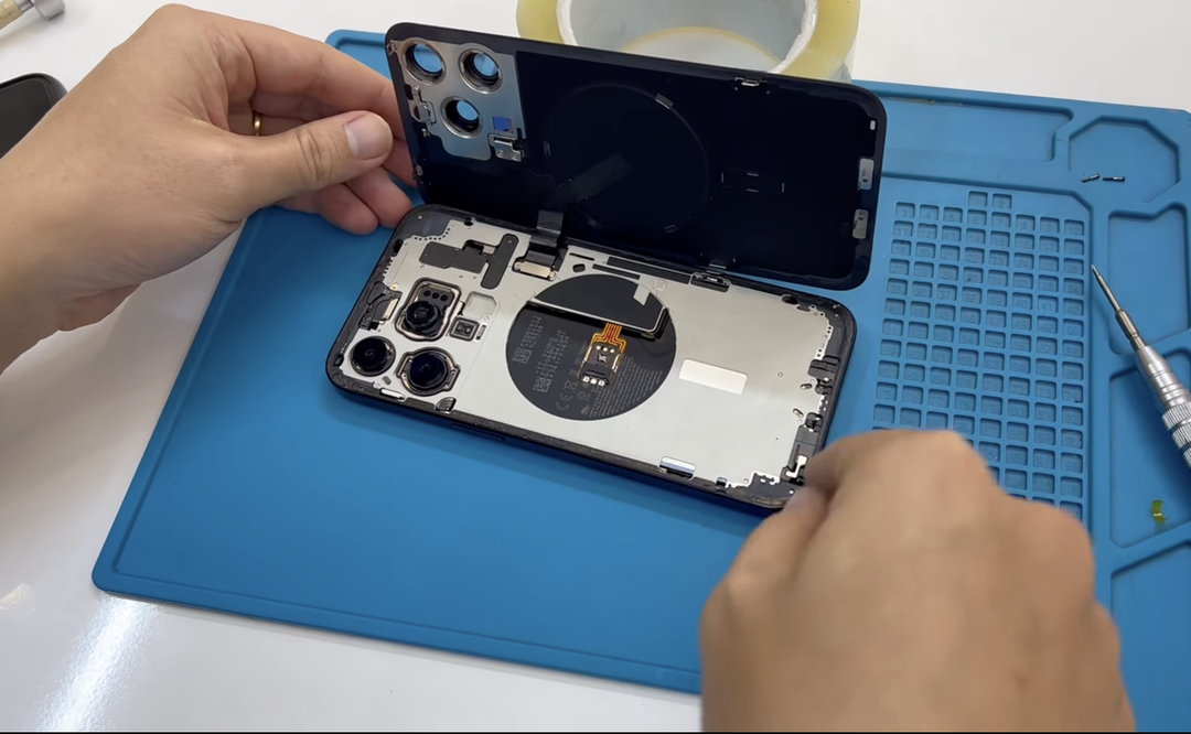 Thợ Việt độ 2 SIM vật lý cho iPhone 15 khóa mạng Mỹ Thợ Việt độ 2 SIM vật lý cho iPhone 15 khóa mạng Mỹ