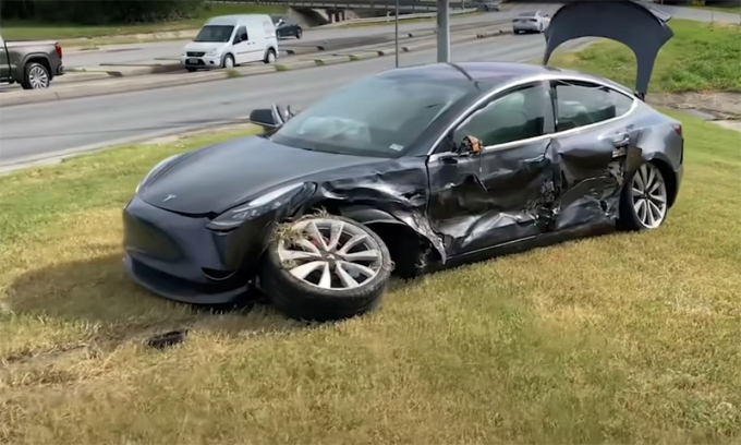 Vì sao rất nhiều tài xế xe Tesla gặp tai nạn? Vì sao rất nhiều tài xế xe Tesla gặp tai nạn?