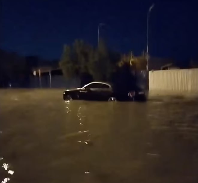 Dubai gặp trận mưa lớn kỷ lục, ngập lụt chưa từng có, máy bay lướt trên nước, siêu xe trôi nổi khắp phố Dubai gặp trận mưa lớn kỷ lục, ngập lụt chưa từng có, máy bay lướt trên nước, siêu xe trôi nổi khắp phố