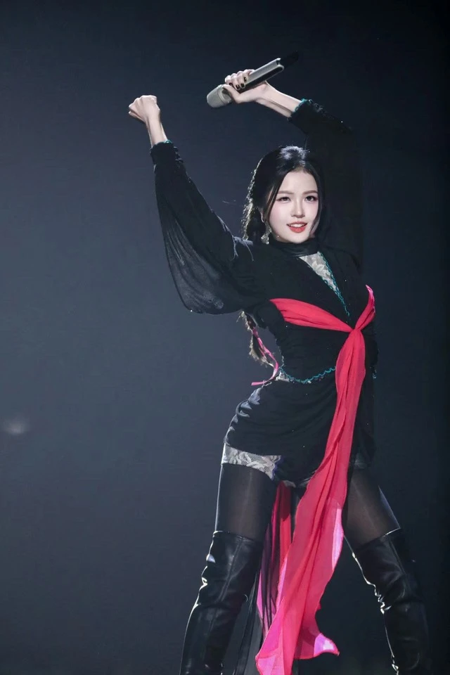 Suni Hạ Linh gây ngỡ ngàng khi đu dây cao tới 10m ở show Đạp gió Trung Quốc Suni Hạ Linh gây ngỡ ngàng khi đu dây cao tới 10m ở show Đạp gió Trung Quốc