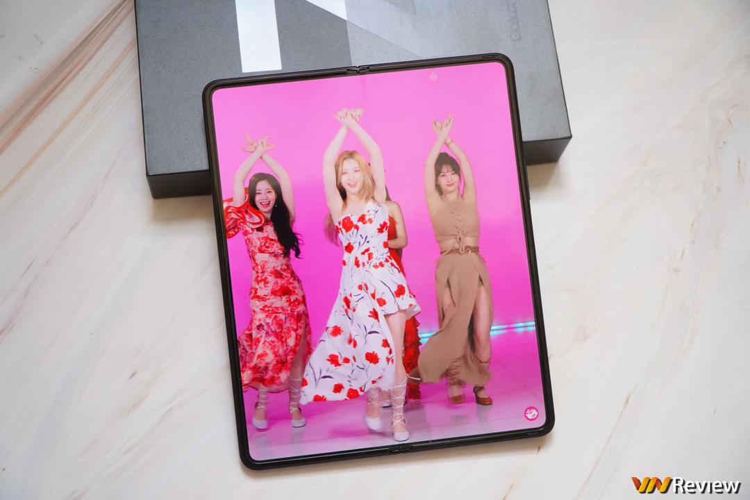 Trên tay Galaxy Z Fold 3 tại Việt Nam: camera ẩn dưới màn hình, chống nước IPX8, hỗ trợ S Pen Trên tay Galaxy Z Fold 3 tại Việt Nam: camera ẩn dưới màn hình, chống nước IPX8, hỗ trợ S Pen