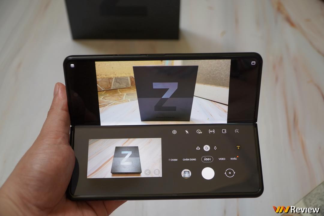 Trên tay Galaxy Z Fold 3 tại Việt Nam: camera ẩn dưới màn hình, chống nước IPX8, hỗ trợ S Pen Trên tay Galaxy Z Fold 3 tại Việt Nam: camera ẩn dưới màn hình, chống nước IPX8, hỗ trợ S Pen