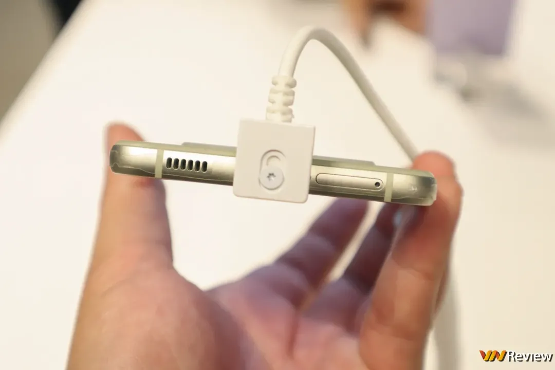 Trên tay Galaxy S21 FE 5G: tiếp nối chiến lược hướng đến fan, thiết kế lột xác so với đời trước Trên tay Galaxy S21 FE 5G: tiếp nối chiến lược hướng đến fan, thiết kế lột xác so với đời trước