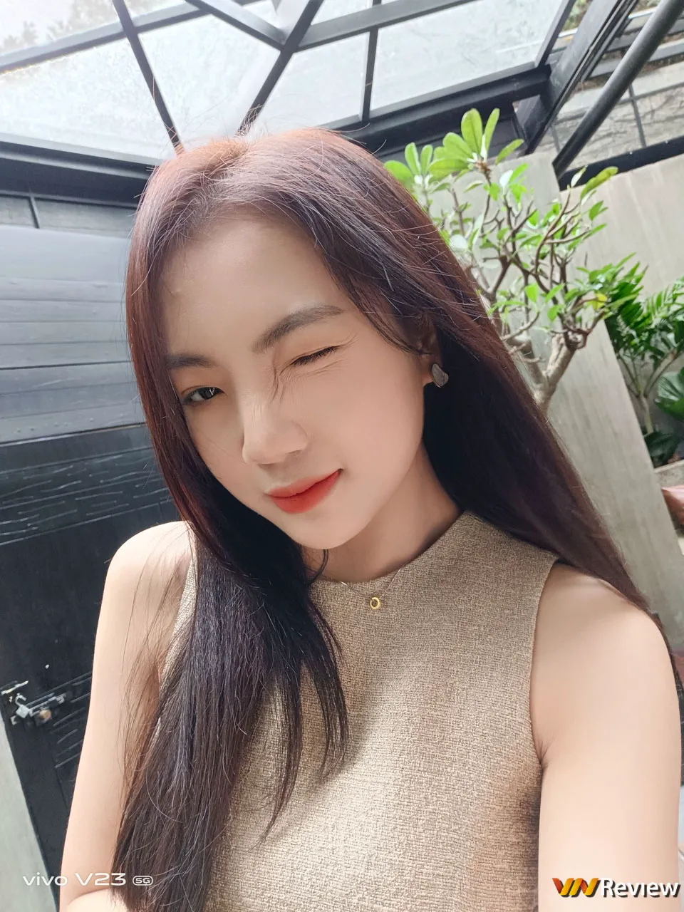 Trên tay vivo V23 5G: đủ cả viền vuông, tai thỏ giống iPhone 13, khác biệt ở mặt lưng, camera selfie kép Trên tay vivo V23 5G: đủ cả viền vuông, tai thỏ giống iPhone 13, khác biệt ở mặt lưng, camera selfie kép
