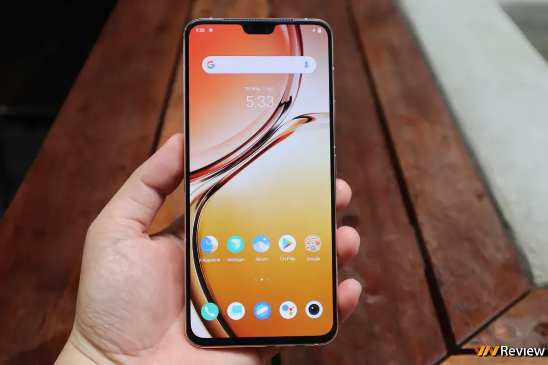 Trên tay vivo V23 5G: đủ cả viền vuông, tai thỏ giống iPhone 13, khác biệt ở mặt lưng, camera selfie kép Trên tay vivo V23 5G: đủ cả viền vuông, tai thỏ giống iPhone 13, khác biệt ở mặt lưng, camera selfie kép