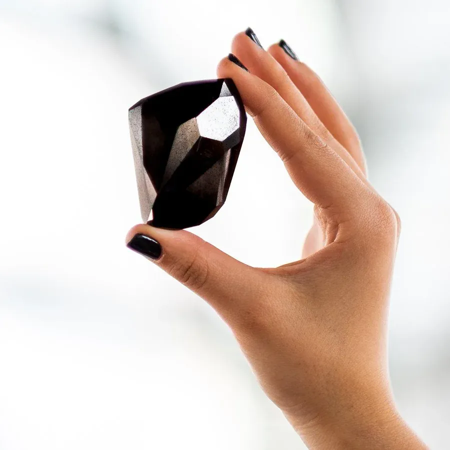 Viên kim cương đen lớn nhất thế giới giá hơn 97 tỷ Viên kim cương đen lớn nhất thế giới giá hơn 97 tỷ