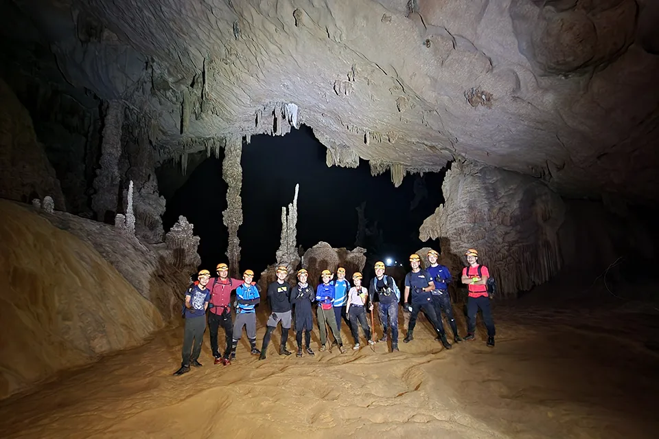 Hai ngày trekking hang Over và Pygmy khổng lồ vẫn còn ít người biết đến ở Quảng Bình Hai ngày trekking hang Over và Pygmy khổng lồ vẫn còn ít người biết đến ở Quảng Bình