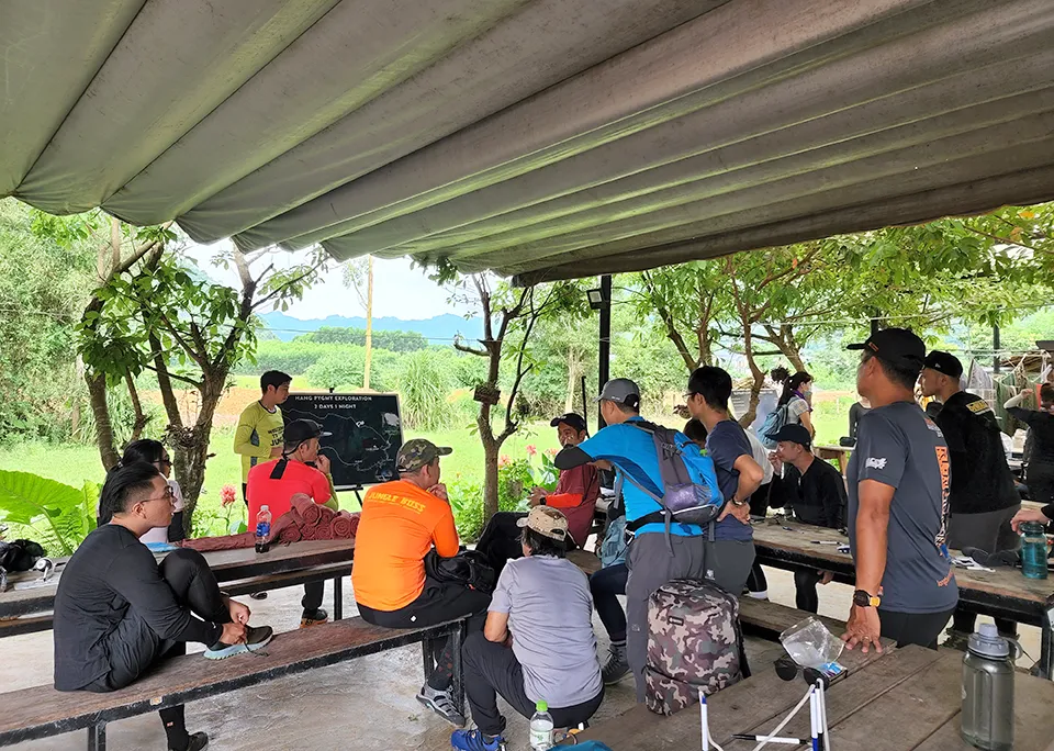 Hai ngày trekking hang Over và Pygmy khổng lồ vẫn còn ít người biết đến ở Quảng Bình Hai ngày trekking hang Over và Pygmy khổng lồ vẫn còn ít người biết đến ở Quảng Bình