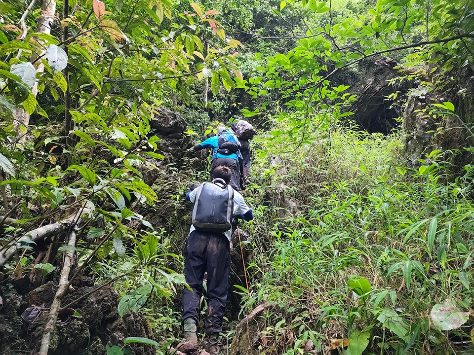 Hai ngày trekking hang Over và Pygmy khổng lồ vẫn còn ít người biết đến ở Quảng Bình Hai ngày trekking hang Over và Pygmy khổng lồ vẫn còn ít người biết đến ở Quảng Bình