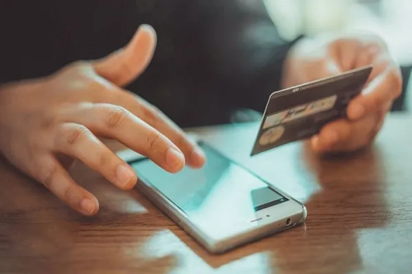 Một phụ nữ Hà Nội bị lừa tải app để chứng minh mình không liên quan đến vụ án, sau đó mất 1,4 tỷ đồng Một phụ nữ Hà Nội bị lừa tải app để chứng minh mình không liên quan đến vụ án, sau đó mất 1,4 tỷ đồng