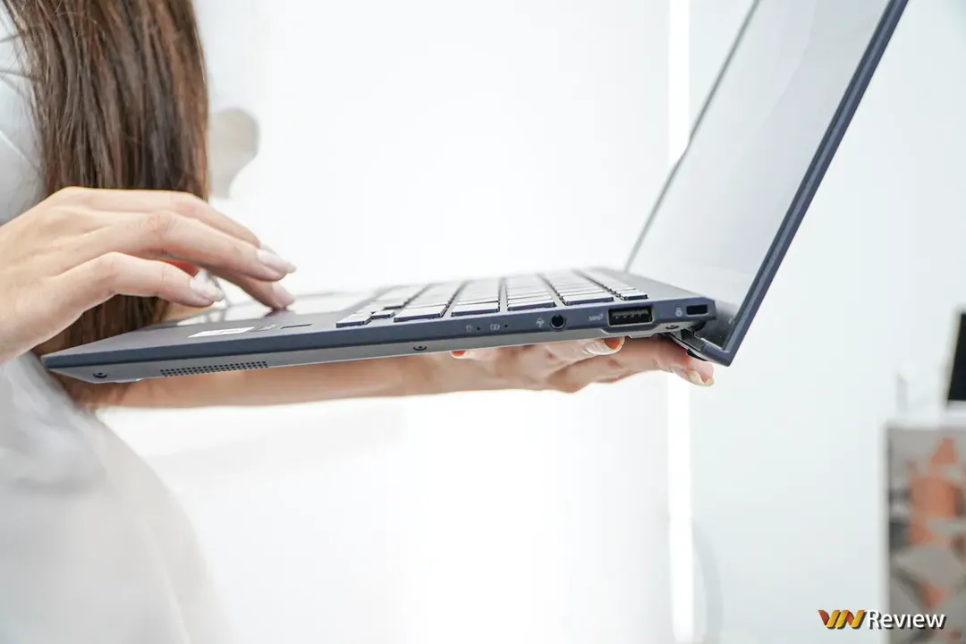 Trên tay Asus ExpertBook B9 2022: laptop doanh nhân nặng chỉ 1Kg, độ bền đáng nể Trên tay Asus ExpertBook B9 2022: laptop doanh nhân nặng chỉ 1Kg, độ bền đáng nể