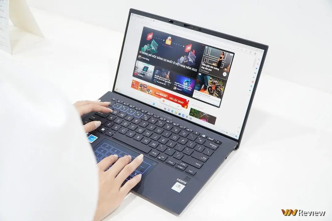 Trên tay Asus ExpertBook B9 2022: laptop doanh nhân nặng chỉ 1Kg, độ bền đáng nể Trên tay Asus ExpertBook B9 2022: laptop doanh nhân nặng chỉ 1Kg, độ bền đáng nể