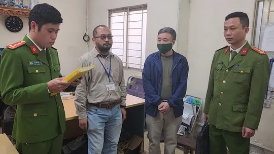 Giám đốc, phó giám đốc trung tâm đăng kiểm chia tiền nhận tiền hối lộ theo bậc thang Giám đốc, phó giám đốc trung tâm đăng kiểm chia tiền nhận tiền hối lộ theo bậc thang