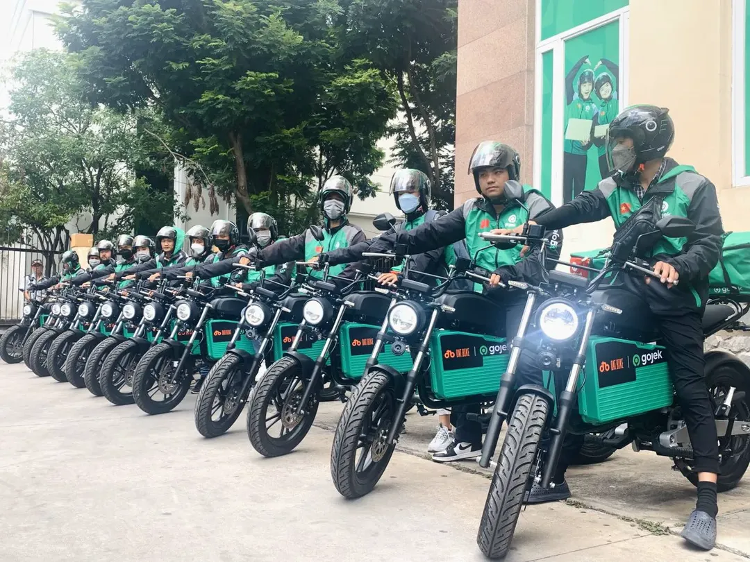 Gojek công bố hợp tác với Dat Bike, thí điểm vận chuyển hành khách, giao đồ bằng xe máy điện tại Việt Nam Gojek công bố hợp tác với Dat Bike, thí điểm vận chuyển hành khách, giao đồ bằng xe máy điện tại Việt Nam