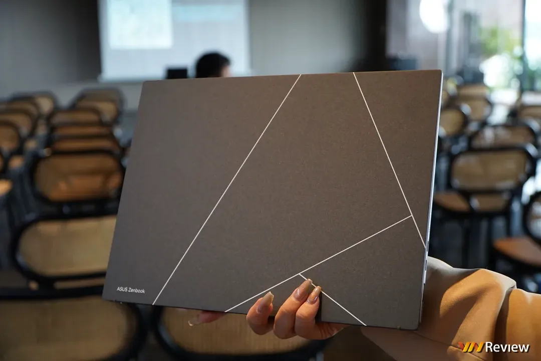 Trên tay ASUS Zenbook S13 OLED và Vivoook 14X OLED:  bộ đôi laptop OLED mỏng nhẹ canh tranh MacBook Air, cấu hình cao, giá hấp dẫn Trên tay ASUS Zenbook S13 OLED và Vivoook 14X OLED:  bộ đôi laptop OLED mỏng nhẹ canh tranh MacBook Air, cấu hình cao, giá hấp dẫn