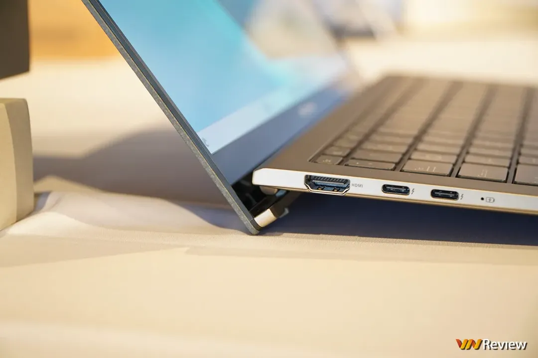 Trên tay ASUS Zenbook S13 OLED và Vivoook 14X OLED:  bộ đôi laptop OLED mỏng nhẹ canh tranh MacBook Air, cấu hình cao, giá hấp dẫn Trên tay ASUS Zenbook S13 OLED và Vivoook 14X OLED:  bộ đôi laptop OLED mỏng nhẹ canh tranh MacBook Air, cấu hình cao, giá hấp dẫn