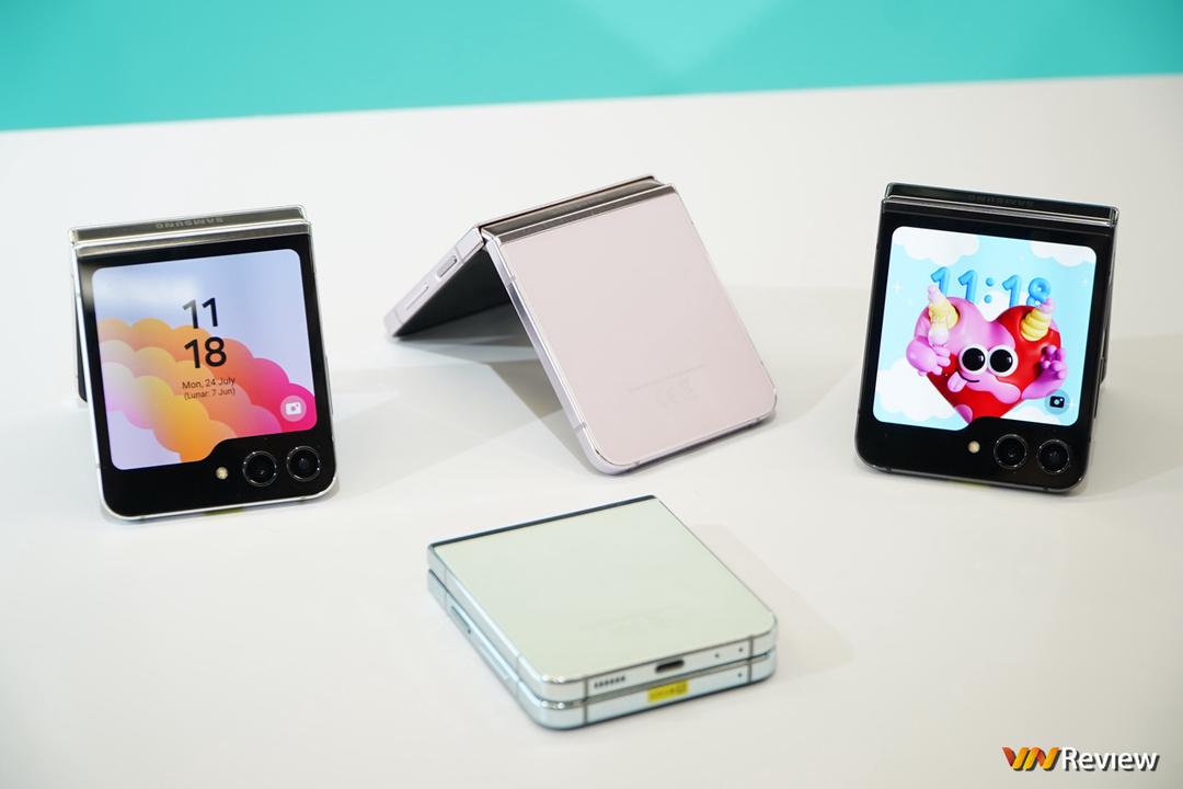 Trên tay Samsung Galaxy Z Flip 5: lột xác với màn hình ngoài “siêu to khổng lồ”, gập khít hơn, mỏng gọn, mạnh mẽ hơn Trên tay Samsung Galaxy Z Flip 5: lột xác với màn hình ngoài “siêu to khổng lồ”, gập khít hơn, mỏng gọn, mạnh mẽ hơn