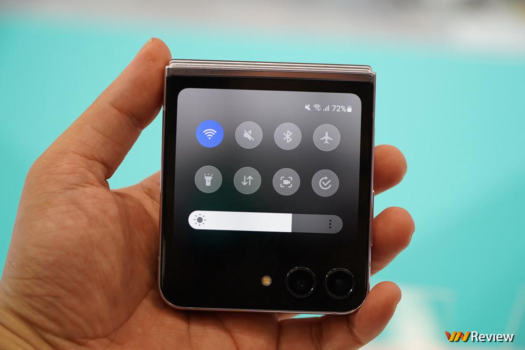Trên tay Samsung Galaxy Z Flip 5: lột xác với màn hình ngoài “siêu to khổng lồ”, gập khít hơn, mỏng gọn, mạnh mẽ hơn Trên tay Samsung Galaxy Z Flip 5: lột xác với màn hình ngoài “siêu to khổng lồ”, gập khít hơn, mỏng gọn, mạnh mẽ hơn