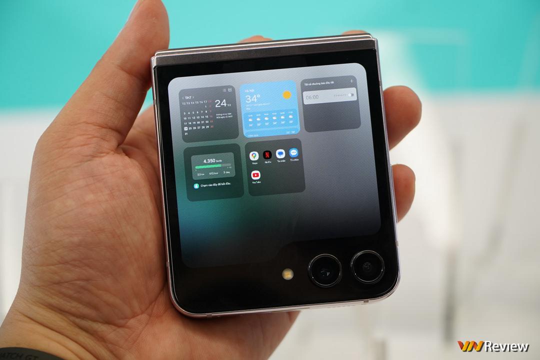 Trên tay Samsung Galaxy Z Flip 5: lột xác với màn hình ngoài “siêu to khổng lồ”, gập khít hơn, mỏng gọn, mạnh mẽ hơn Trên tay Samsung Galaxy Z Flip 5: lột xác với màn hình ngoài “siêu to khổng lồ”, gập khít hơn, mỏng gọn, mạnh mẽ hơn