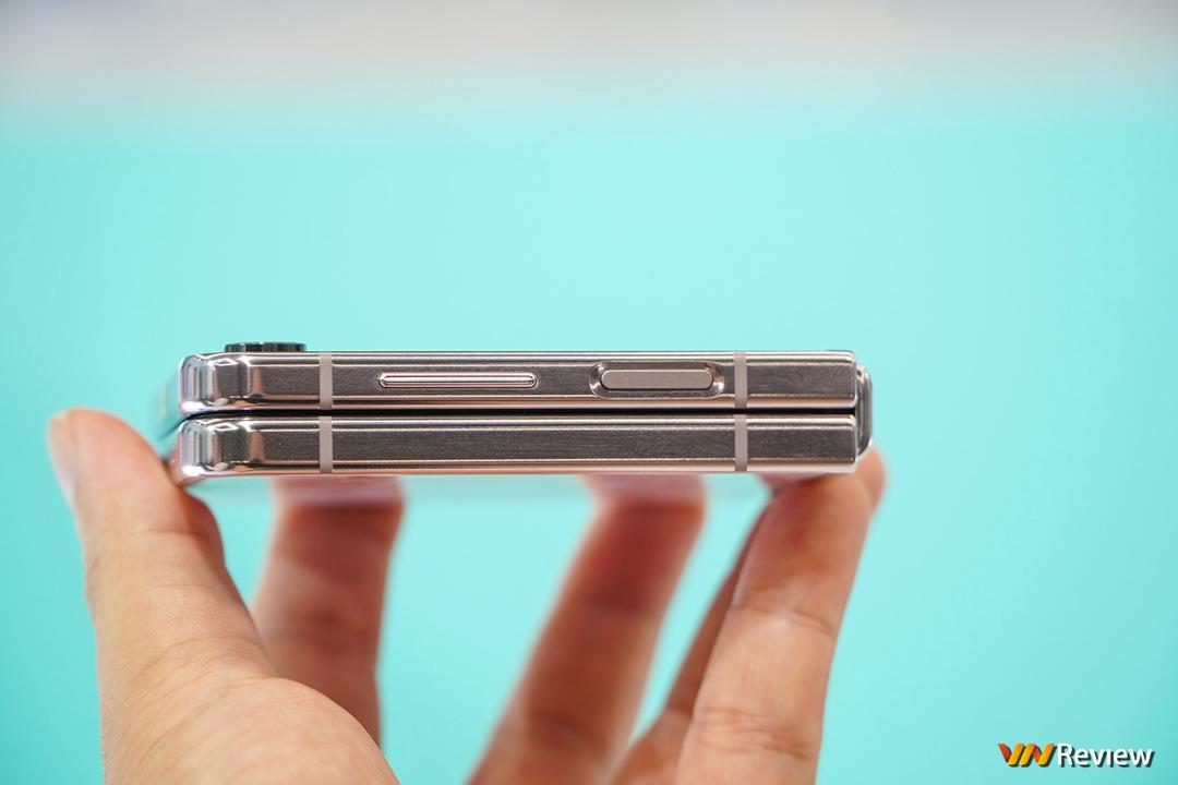 Trên tay Samsung Galaxy Z Flip 5: lột xác với màn hình ngoài “siêu to khổng lồ”, gập khít hơn, mỏng gọn, mạnh mẽ hơn Trên tay Samsung Galaxy Z Flip 5: lột xác với màn hình ngoài “siêu to khổng lồ”, gập khít hơn, mỏng gọn, mạnh mẽ hơn