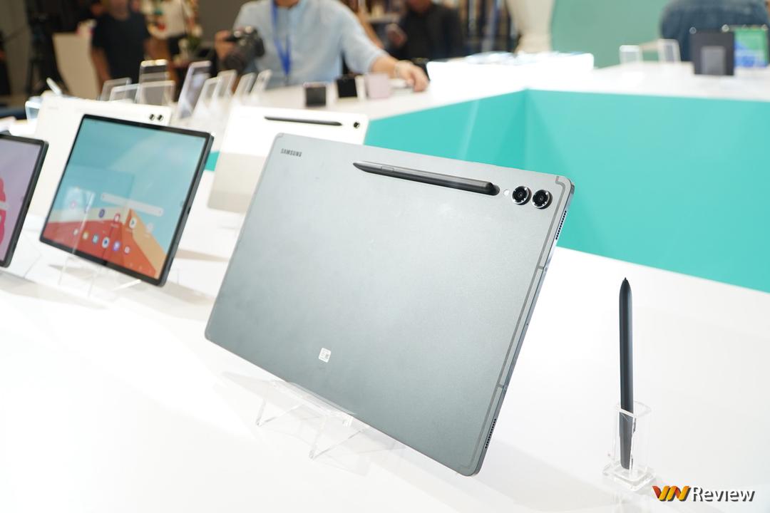 Trên tay Galaxy Tab S9 Ultra, Tab S9 và Tab S9+: dồn lực cho màn hình, hiệu năng, khả năng làm việc Trên tay Galaxy Tab S9 Ultra, Tab S9 và Tab S9+: dồn lực cho màn hình, hiệu năng, khả năng làm việc