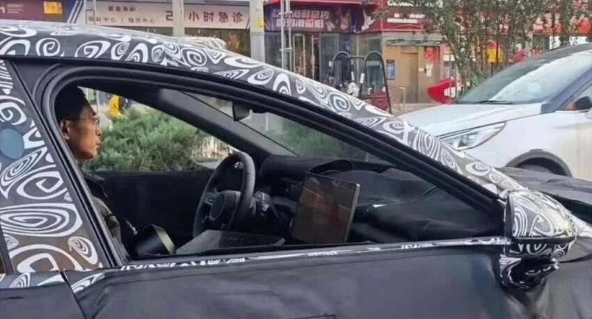 Thành danh nhờ điện thoại giá rẻ, hãng Trung Quốc này sắp ra mắt xe điện trước cả Apple: mở cửa bằng khuôn mặt xịn sò, chạy hệ điều hành riêng hẳn hoi, rẻ hơn VinFast VF8 Thành danh nhờ điện thoại giá rẻ, hãng Trung Quốc này sắp ra mắt xe điện trước cả Apple: mở cửa bằng khuôn mặt xịn sò, chạy hệ điều hành riêng hẳn hoi, rẻ hơn VinFast VF8