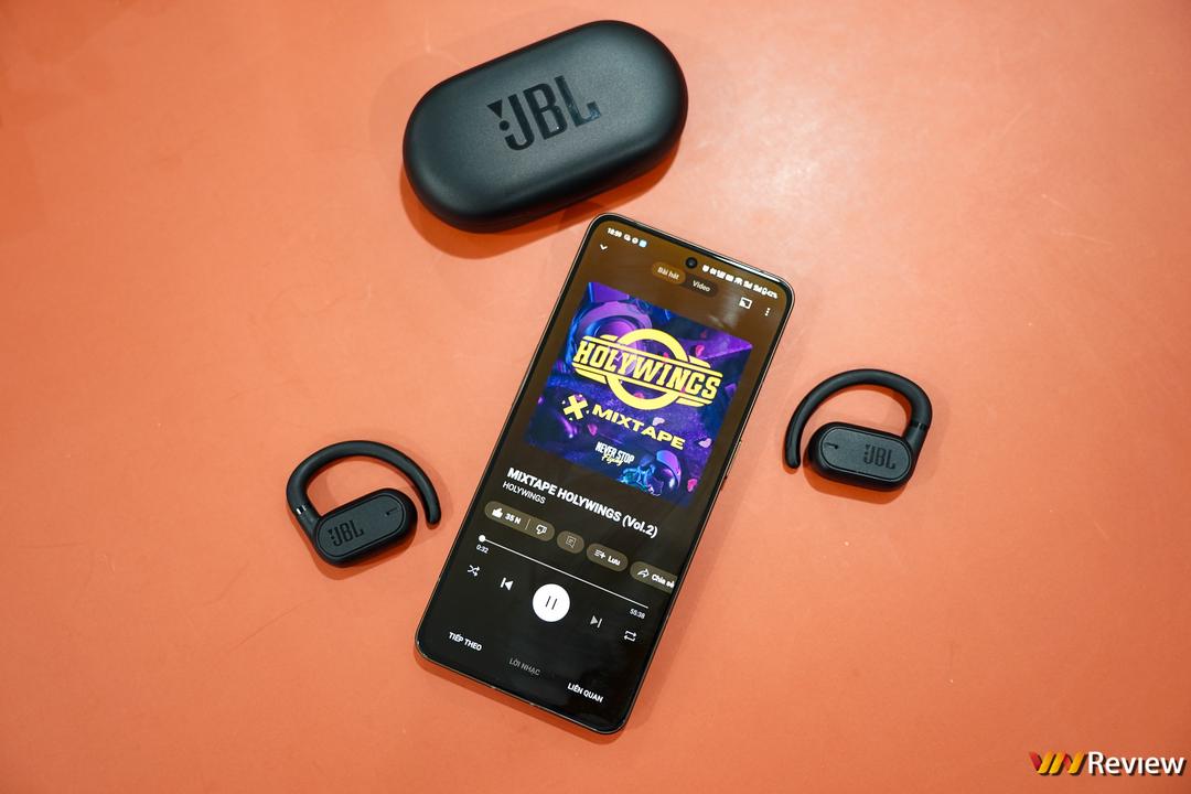 Đánh giá JBL Soundgear Sense: tai nghe thiết kế mở chuẩn bài cho người thích thể thao, yêu âm nhạc Đánh giá JBL Soundgear Sense: tai nghe thiết kế mở chuẩn bài cho người thích thể thao, yêu âm nhạc