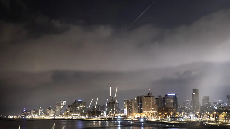 Còi báo động và tiếng nổ vang khắp Israel sau khi Iran tấn công bằng drone Còi báo động và tiếng nổ vang khắp Israel sau khi Iran tấn công bằng drone