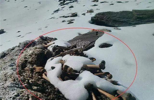 Tuyết tan trên dãy Himalaya, hàng trăm xác người xuất hiện dưới đáy hồ   Tuyết tan trên dãy Himalaya, hàng trăm xác người xuất hiện dưới đáy hồ