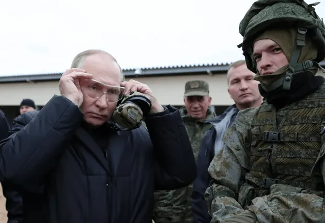 Nga-Ukraine giao tranh ở Bakhmut, quân Ukraine quát Zelensky: Coi chúng tôi như bia đỡ đạn Nga-Ukraine giao tranh ở Bakhmut, quân Ukraine quát Zelensky: Coi chúng tôi như bia đỡ đạn