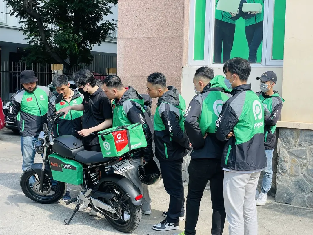 Gojek công bố hợp tác với Dat Bike, thí điểm vận chuyển hành khách, giao đồ bằng xe máy điện tại Việt Nam Gojek công bố hợp tác với Dat Bike, thí điểm vận chuyển hành khách, giao đồ bằng xe máy điện tại Việt Nam