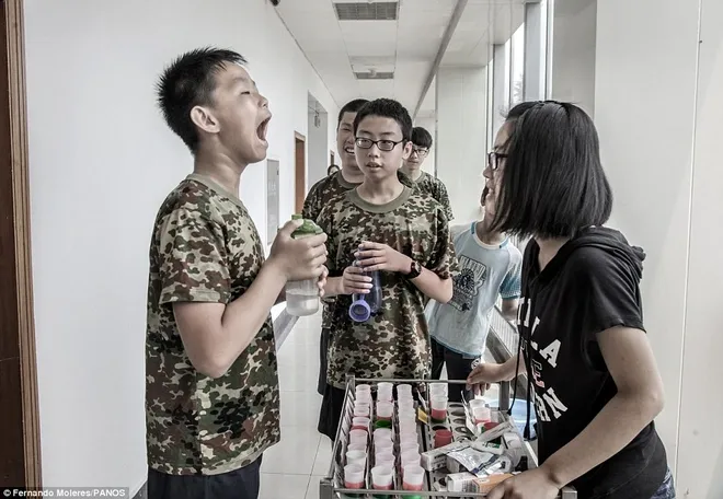 Trại cai nghiện Internet hay nhà tù? Từ uống thuốc đến sốc điện, vùi dập cơn nghiện Internet đến mức ám ảnh suốt đời Trại cai nghiện Internet hay nhà tù? Từ uống thuốc đến sốc điện, vùi dập cơn nghiện Internet đến mức ám ảnh suốt đời