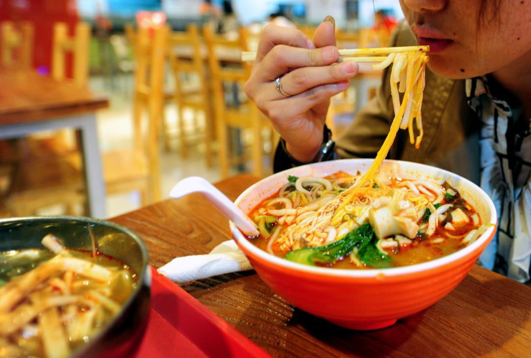 Chủ nhà hàng bị bắt vì bỏ thuốc phiện vào món ăn để gây nghiện thực khách Chủ nhà hàng bị bắt vì bỏ thuốc phiện vào món ăn để gây nghiện thực khách