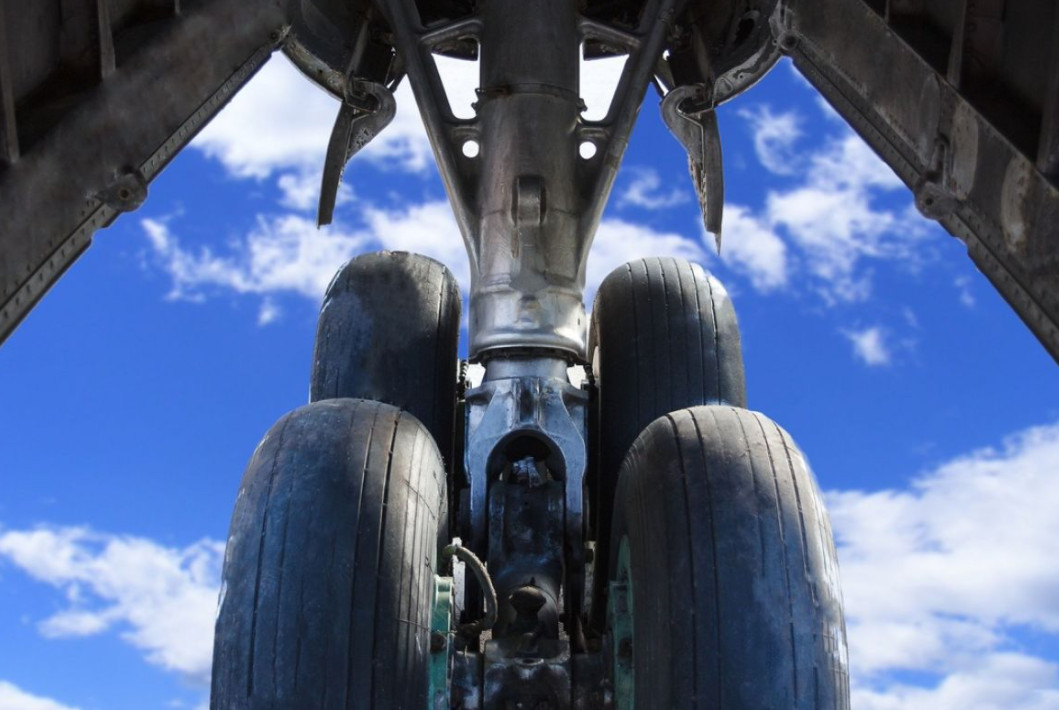Trốn trong khoang chứa bánh xe của Boeing 737 suốt 2 giờ đồng hồ Trốn trong khoang chứa bánh xe của Boeing 737 suốt 2 giờ đồng hồ