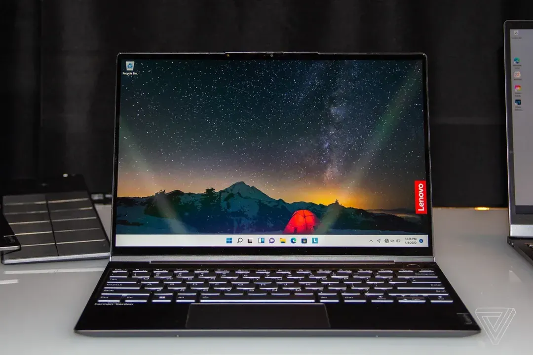 Lenovo công bố laptop 17 inch tỷ lệ cực dị, có màn hình thứ hai 8 inch nằm cạnh bàn phím còn dị hơn Lenovo công bố laptop 17 inch tỷ lệ cực dị, có màn hình thứ hai 8 inch nằm cạnh bàn phím còn dị hơn