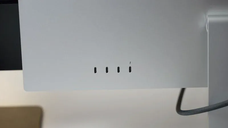 So sánh màn hình Apple Studio Display và LG UltraFine 5K So sánh màn hình Apple Studio Display và LG UltraFine 5K