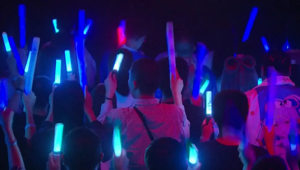 Fan cuồng hy sinh vô điều kiện cho thần tượng để rồi nhận lại được gì? Fan cuồng hy sinh vô điều kiện cho thần tượng để rồi nhận lại được gì?