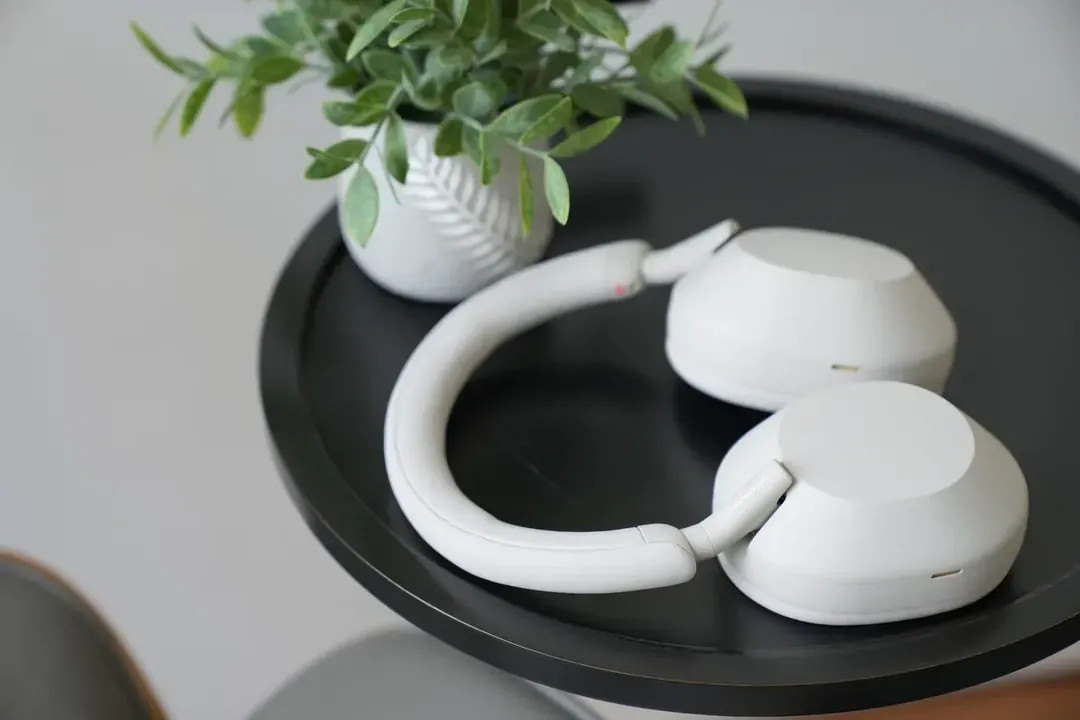 Sony WH-1000XM5: giá hơn 9 triệu, thiết kế đổi mới, cải thiện khử ồn Sony WH-1000XM5: giá hơn 9 triệu, thiết kế đổi mới, cải thiện khử ồn