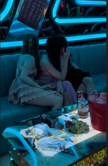 Phía sau vụ tiếp viên “thoát y” trong quán karaoke là gì? Phía sau vụ tiếp viên “thoát y” trong quán karaoke là gì?