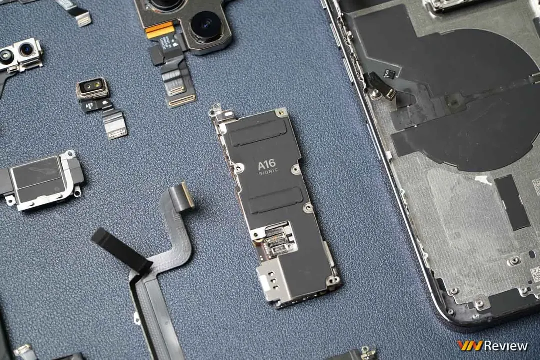 Mổ iPhone 14 Pro Max đầu tiên tại Việt Nam, phát hiện chi tiết Apple “giấu nhẹm” trong buổi ra mắt Mổ iPhone 14 Pro Max đầu tiên tại Việt Nam, phát hiện chi tiết Apple “giấu nhẹm” trong buổi ra mắt