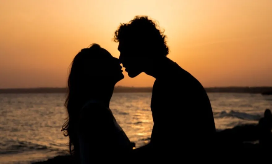 Trên đời này làm gì có chuyện yêu từ cái nhìn đầu tiên, chẳng qua bạn đang bị nhầm lẫn? Vậy nó thực chất là cảm giác gì? Trên đời này làm gì có chuyện yêu từ cái nhìn đầu tiên, chẳng qua bạn đang bị nhầm lẫn? Vậy nó thực chất là cảm giác gì?