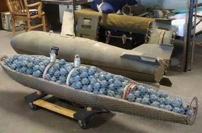 Quân đội Ukraine dùng bom chùm tấn công dân thường, Nga ăn miếng trả miếng, ném bom nhiệt áp để bốc hơi xe chở quân Ukraine Quân đội Ukraine dùng bom chùm tấn công dân thường, Nga ăn miếng trả miếng, ném bom nhiệt áp để bốc hơi xe chở quân Ukraine