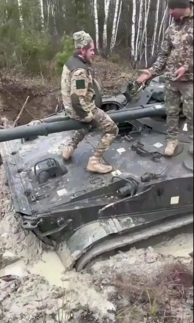 Quân đội Ukraine ngủ dưới hố bùn trong mùa đông, có người bị cụt tứ chi, có người chết trong giấc ngủ Quân đội Ukraine ngủ dưới hố bùn trong mùa đông, có người bị cụt tứ chi, có người chết trong giấc ngủ