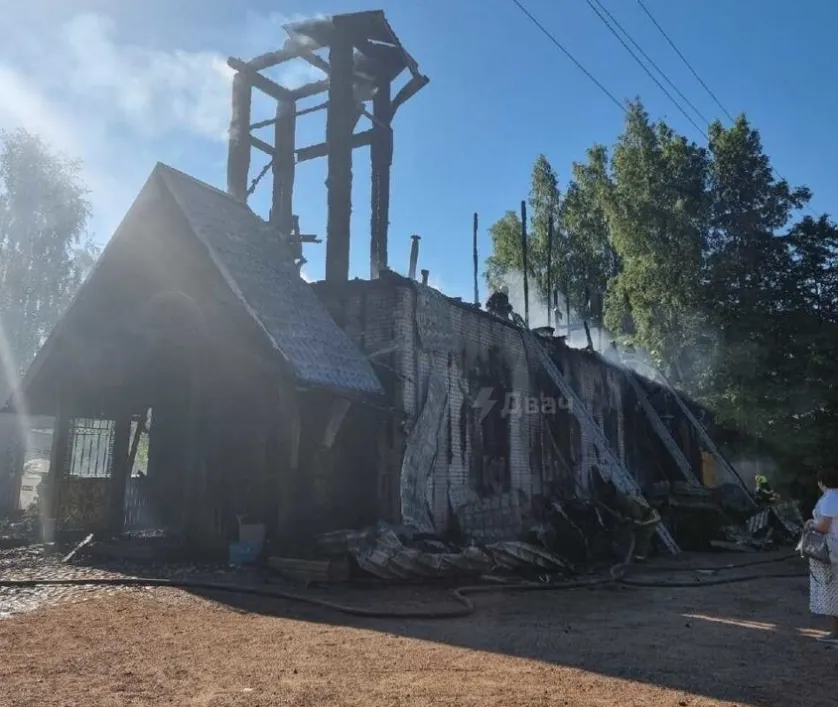 Phóng hỏa đốt nhà thờ vì vợ liên tục quyên góp từ thiện Phóng hỏa đốt nhà thờ vì vợ liên tục quyên góp từ thiện