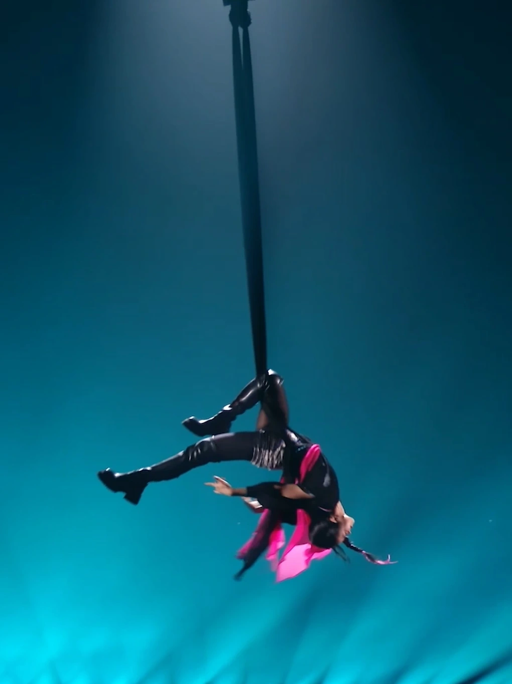 Suni Hạ Linh gây ngỡ ngàng khi đu dây cao tới 10m ở show Đạp gió Trung Quốc Suni Hạ Linh gây ngỡ ngàng khi đu dây cao tới 10m ở show Đạp gió Trung Quốc