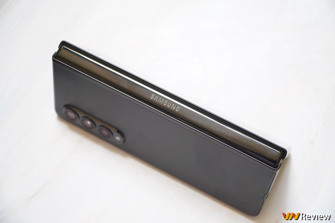 Trên tay Galaxy Z Fold 3 tại Việt Nam: camera ẩn dưới màn hình, chống nước IPX8, hỗ trợ S Pen Trên tay Galaxy Z Fold 3 tại Việt Nam: camera ẩn dưới màn hình, chống nước IPX8, hỗ trợ S Pen