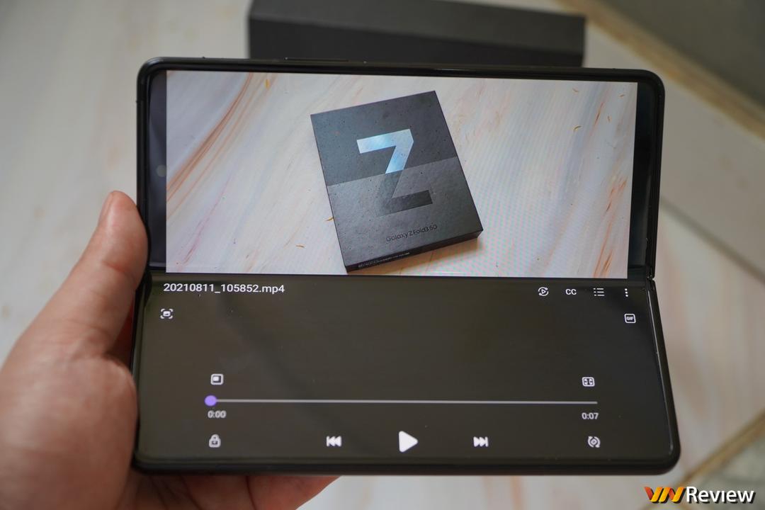 Trên tay Galaxy Z Fold 3 tại Việt Nam: camera ẩn dưới màn hình, chống nước IPX8, hỗ trợ S Pen Trên tay Galaxy Z Fold 3 tại Việt Nam: camera ẩn dưới màn hình, chống nước IPX8, hỗ trợ S Pen
