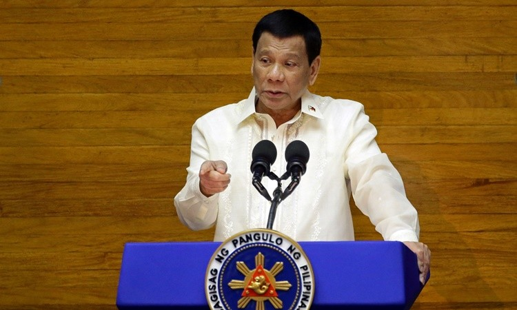 Lẻn vào nhà dân khi họ đang ngủ để tiêm lén vắc xin Covid - khó thế mà Tổng thống Duterte cũng nghĩ ra được Lẻn vào nhà dân khi họ đang ngủ để tiêm lén vắc xin Covid - khó thế mà Tổng thống Duterte cũng nghĩ ra được