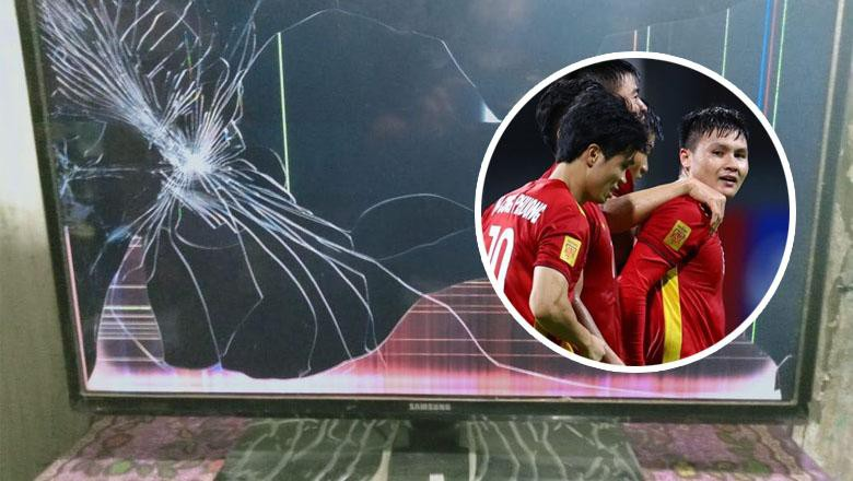 CĐV Malaysia tức giận đập nát TV vì đội nhà thua Việt Nam CĐV Malaysia tức giận đập nát TV vì đội nhà thua Việt Nam