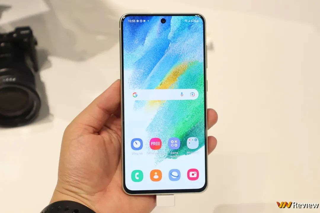 Trên tay Galaxy S21 FE 5G: tiếp nối chiến lược hướng đến fan, thiết kế lột xác so với đời trước Trên tay Galaxy S21 FE 5G: tiếp nối chiến lược hướng đến fan, thiết kế lột xác so với đời trước